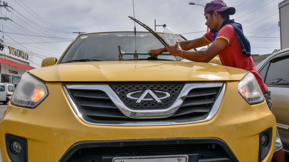 Venezolano lavando un auto