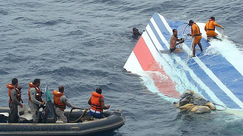 La imagen del folleto publicada el 8 de junio de 2009 por la Fuerza Aérea Brasileña (FAB) muestra a los miembros de la tripulación preparando el remolque de una parte de los restos de un avión de pasajeros Air Bus A330-200.