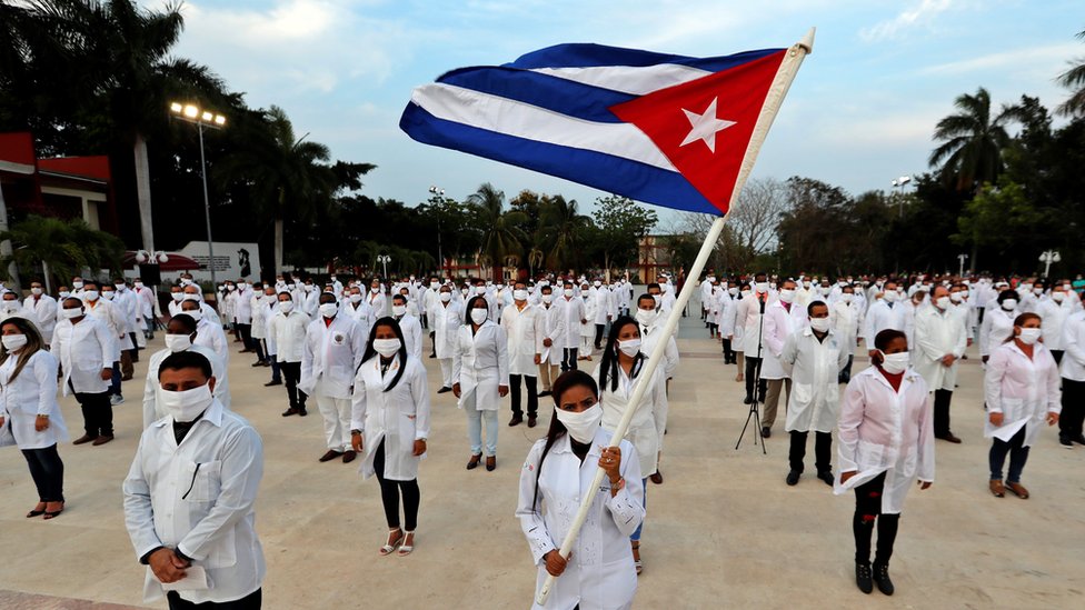 Кубинские врачи на церемонии перед отъездом из Гаваны в Южную Африку - 25 апреля 2020 г.
