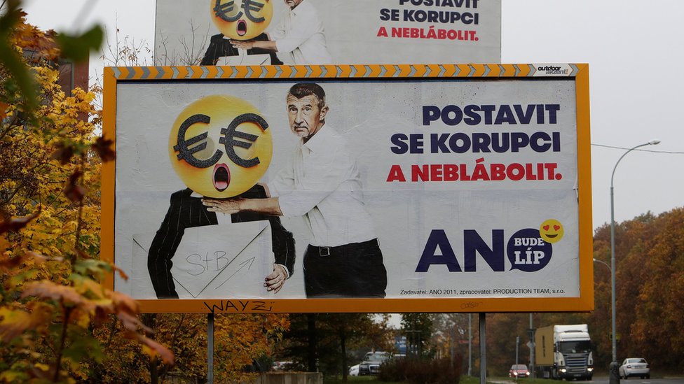 Aunque está bajo investigación, la plataforma de campaña de Babis fue la anticorrupción. Cars drive past election campaign posters of the leader of ANO party Andrej Babis in Prague. The poster reads: "Stand up against corruption and stop babbling"