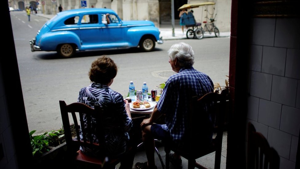 Turistas en un restaurante de La Habana