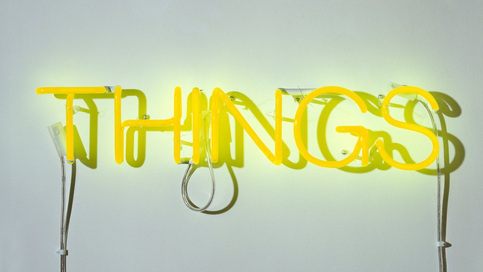 Художественная инсталляция с желтой неоновой вывеской Мартина Крида