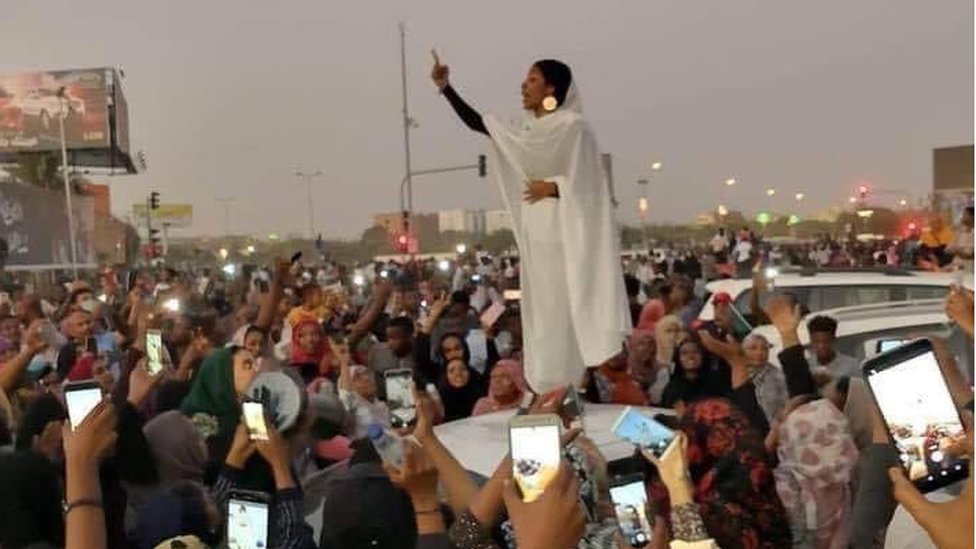 الامرأة التي وصفت بـ"تمثال الحرية" السودانية