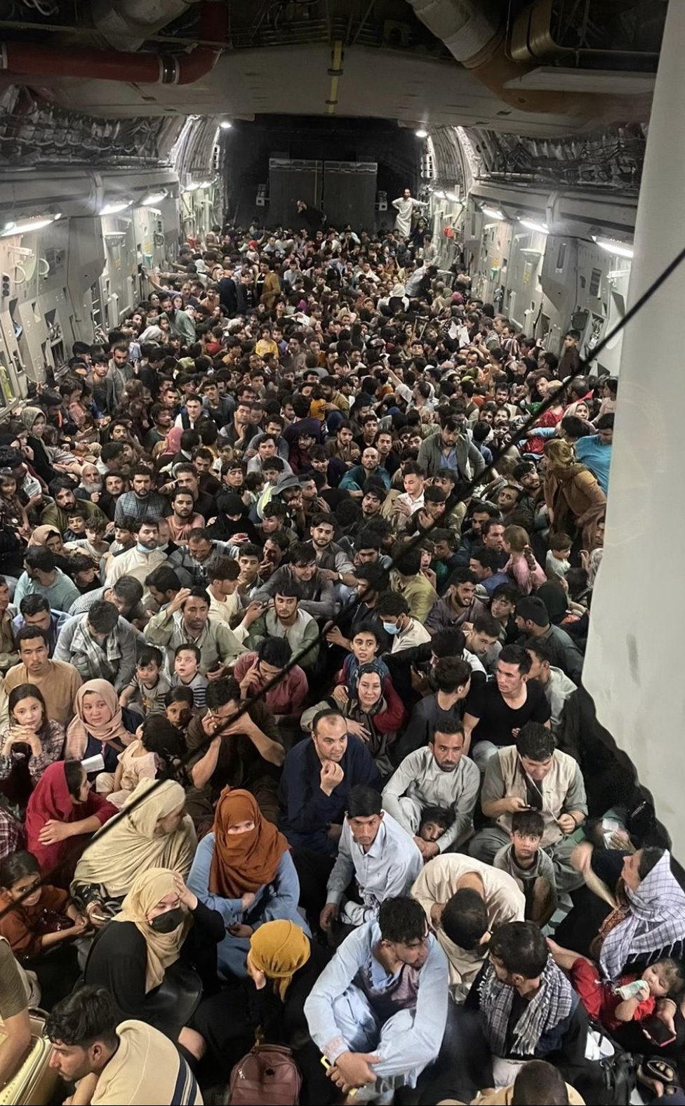 Na fotografiji Američke vazduhoplovne komande vide se stotine izbeglica iz avganistanskog Kabula koje su se ukrcale na američki teretni avion C-17.