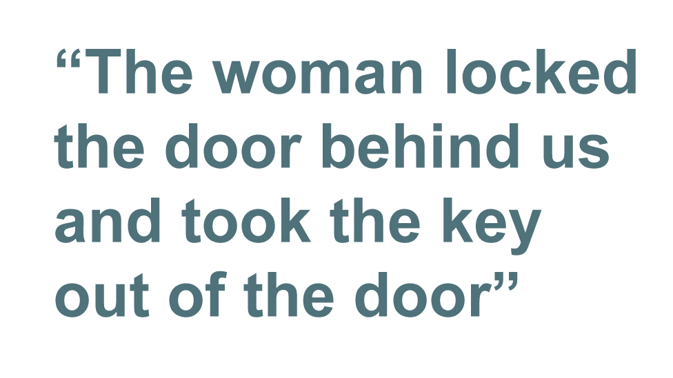 Цитата: Женщина заперла за нами дверь и вынула ключ из двери