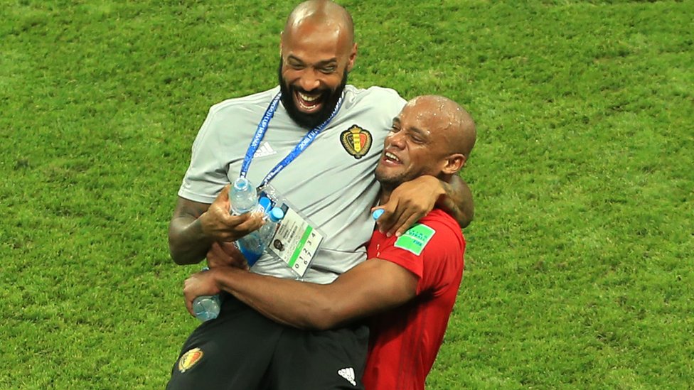 Tjeri Anri proslavlja pobedu Belgije nad Brazilom sa Vinsenton Kompanijem.