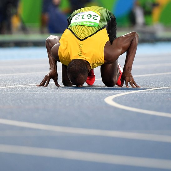 Para muchos historiadores el correr de izquierda a derecha se trata de un hábito que se ha ido reforzando con el paso del tiempo. Usain Bolt con la línea de izquierda a derecha