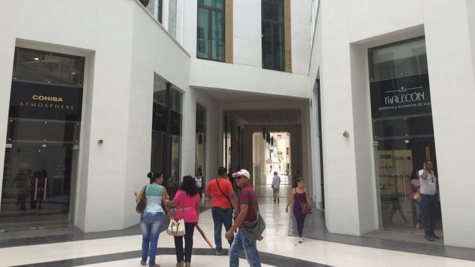 El flamante centro comercial es el más reciente paso dado en la reconstrucción de La Habana Vieja, el muy envejecido centro colonial de la capital cubana. Galerías de La Manzana de Gómez.