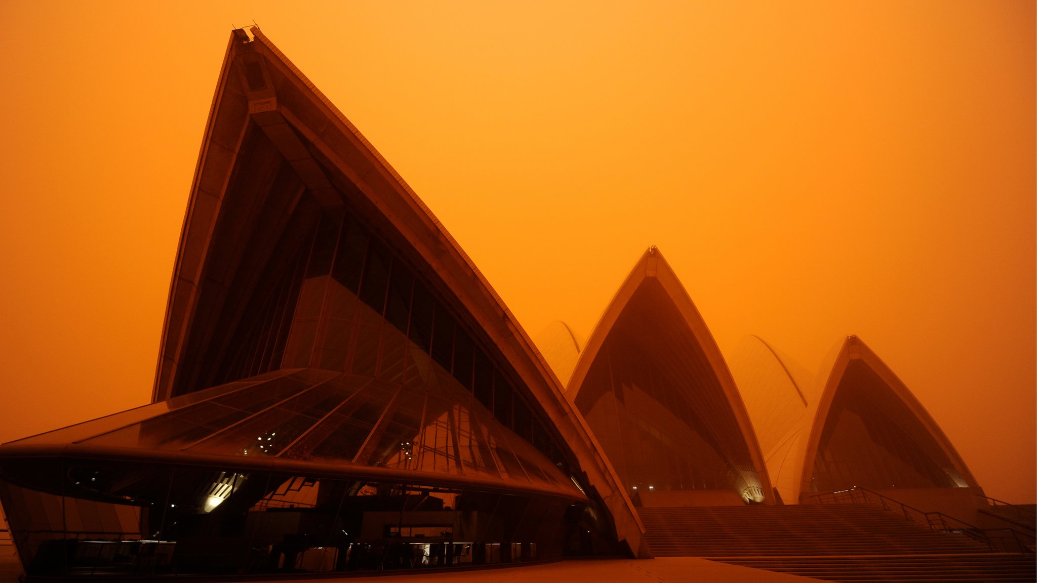 Dust from Australian sandstorm turns Sydney sky orange - BBC Newsround