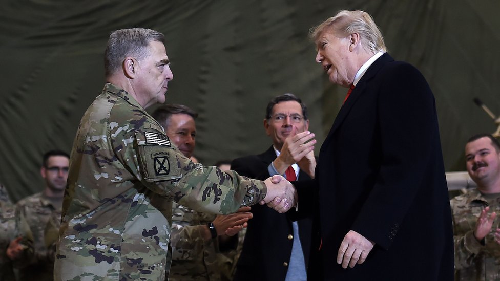 Президент Трамп пожимает руку Председателю Объединенного комитета начальников штабов генералу Марку Милли на аэродроме Баграм в Афганистане в День Благодарения