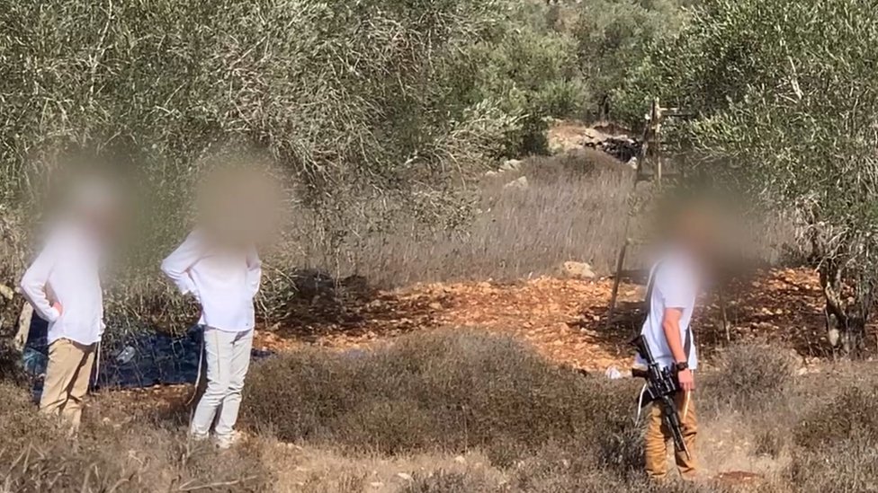 Hazem kaže da se na ovom isečku iz video snimka, koji je porodica napravila, vide trojica od četvorice naoružanih izraelskih doseljenika