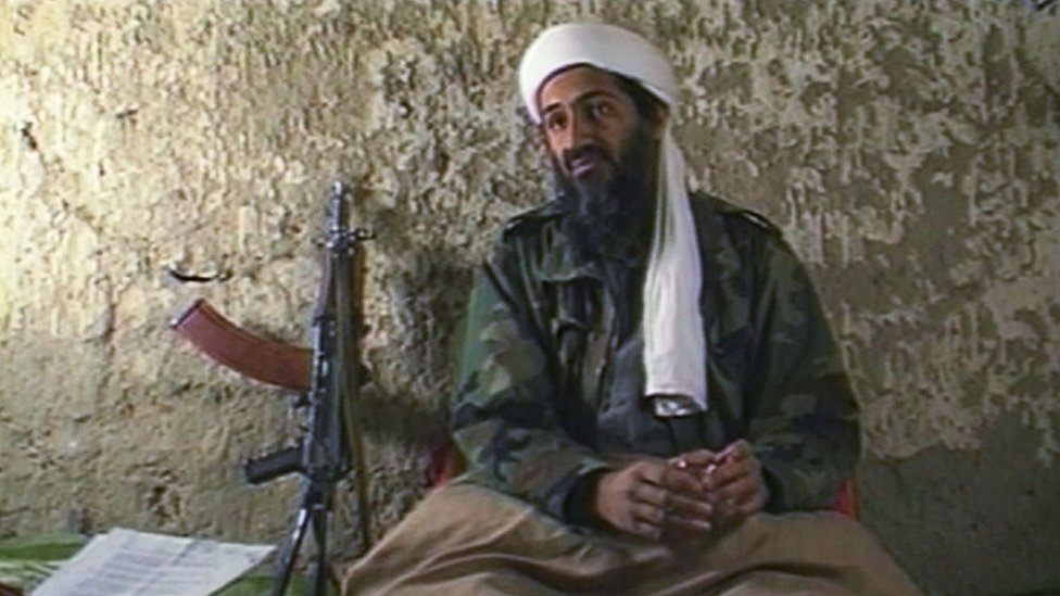 Усама бен Ладен, саудовский миллионер и беглый лидер террористической группировки «Аль-Каида», объясняет, почему он объявил «джихад» или священную войну Соединенным Штатам 20 августа 1998 года из убежища в пещере где-то в Афганистане.