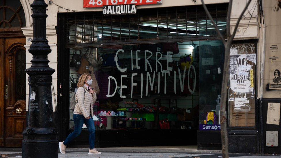 Un comercio en la Ciudad de Buenos Aires con la leyenda "cierre definitivo".