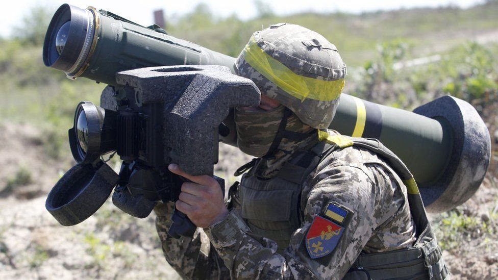 جندي أوكراني يحمل نظام جافلين الصاروخي المضاد للدبابات خلال تدريبات عسكرية عام 2021