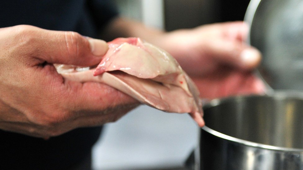 Печень рыбы фугу содержит смертельные для человека токсины