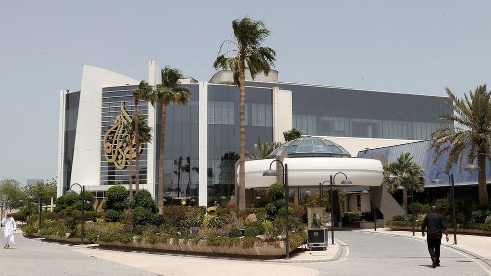 يقع المقر الرئيسي للجزيرة في قطر وتموّلها هذه الدولة الخليجية الغنية بالغاز