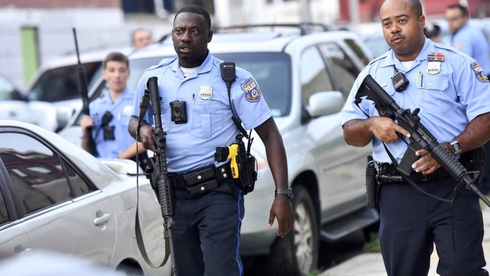 Полицейские держат оружие возле места стрельбы в Филадельфии