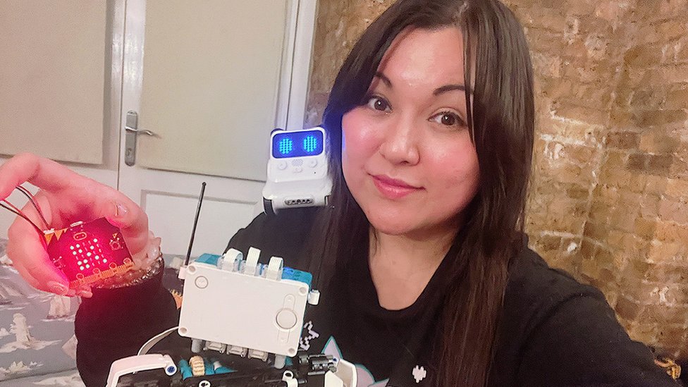 The BBC'nin teknoloji yazarı Mary-Ann Russon ve programlanabilir robotlar