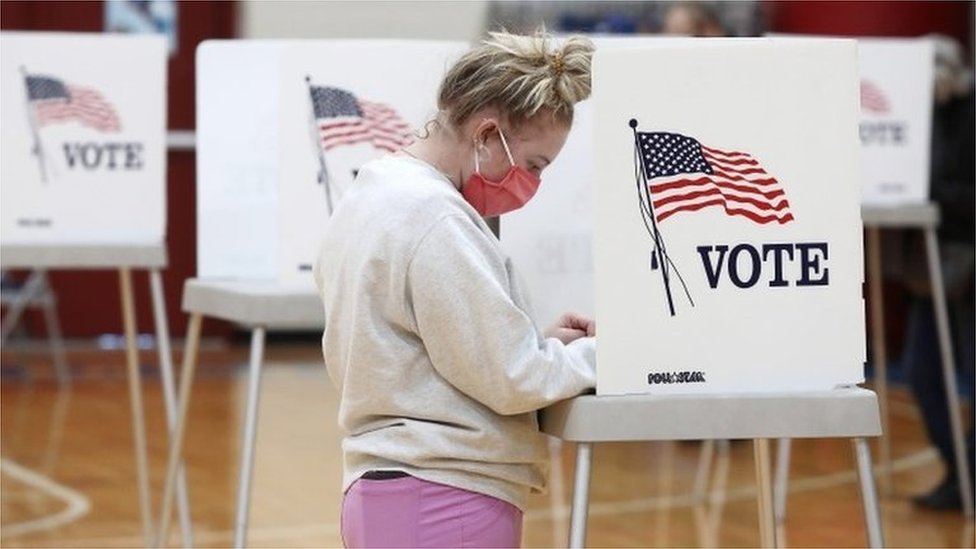 Mujer vota en las elecciones en EE.UU.