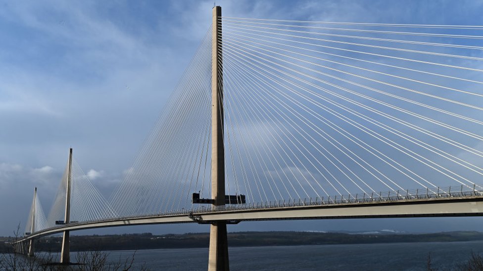 На автомобильном мосту Queensferry Crossing проложено более 70 км кабелей