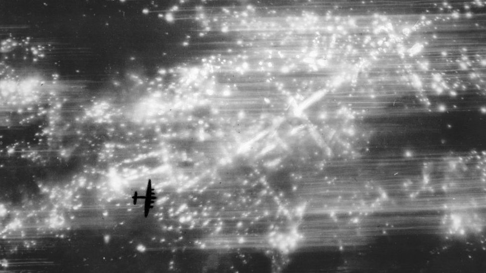 Бомбардировщик Королевских ВВС над Гамбургом, 1943 год
