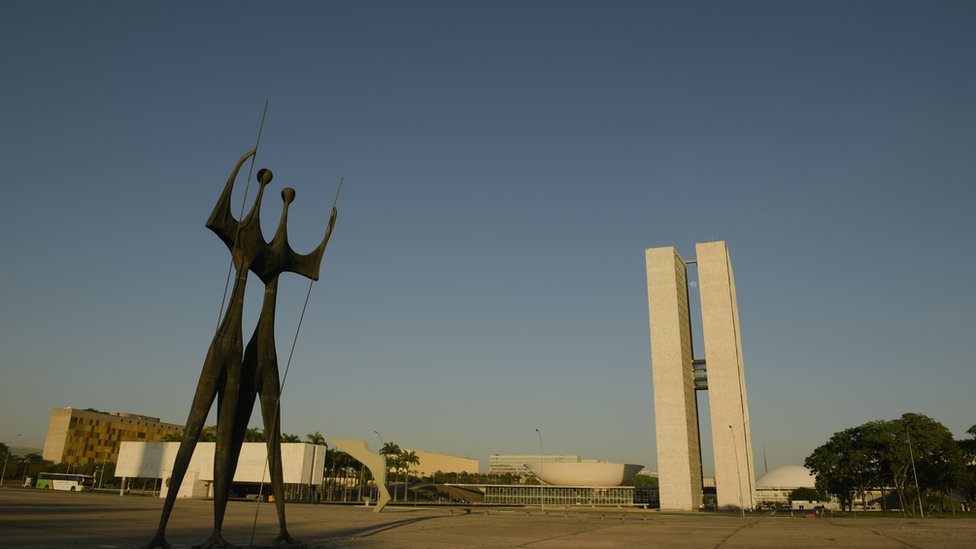 Praça dos Três Poderes em dia de sol em Brasília