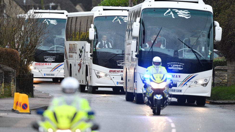 Колонна автобусов, перевозящих британских эвакуированных из Уханя, путешествует