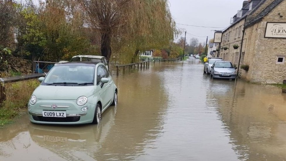 Затопленная дорога в Вендлбери, Оксфордшир