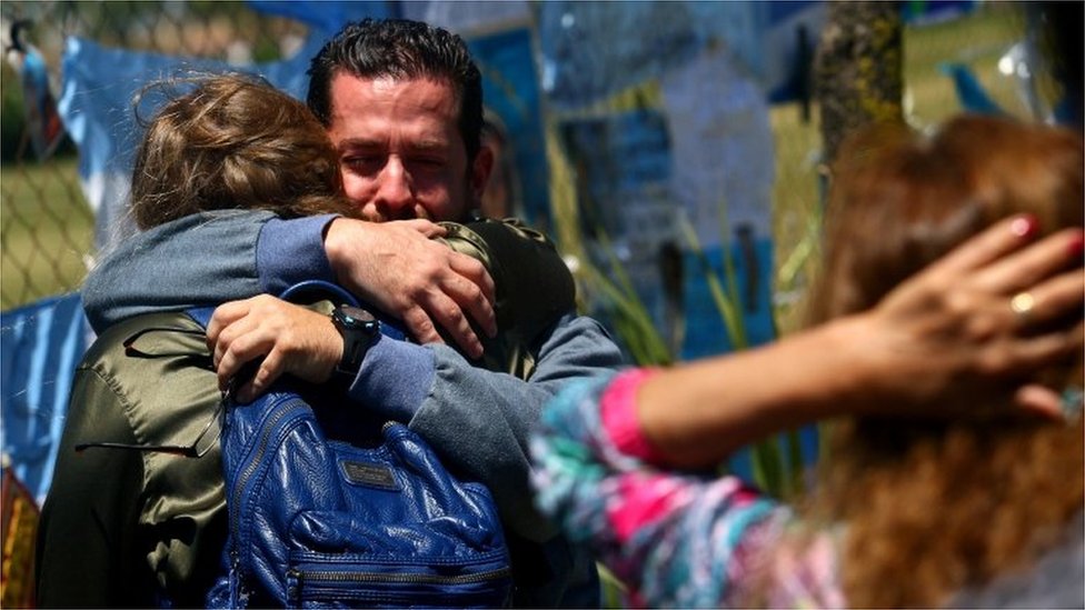 Las esperanzas de encontrar con vida a los tripulantes del submarino comienzan a menguar. Las esperanzas de encontrar con vida a los tripulantes del submarino comienzan a menguar.