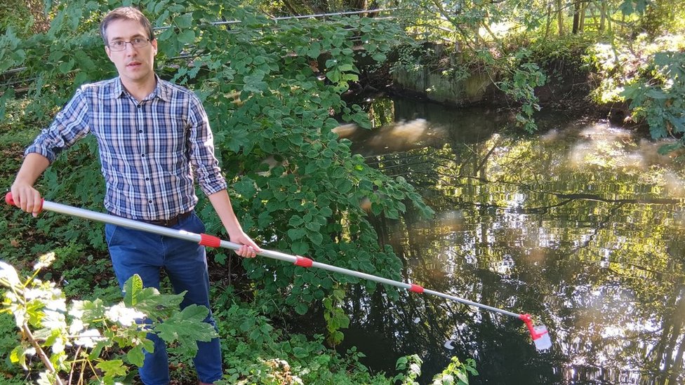 Suffolk protesters demand River Waveney clean up - BBC News