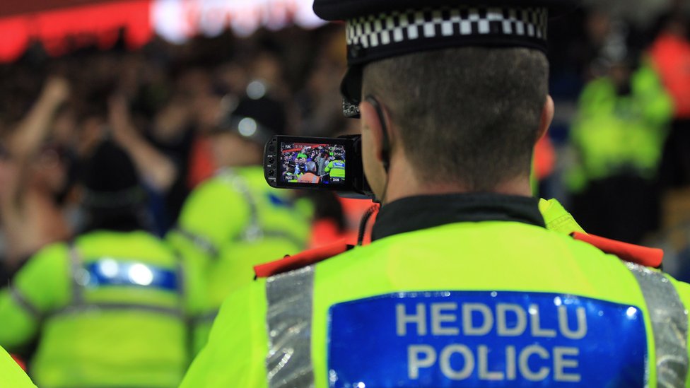 Офицер полиции Южного Уэльса снимает фанатов