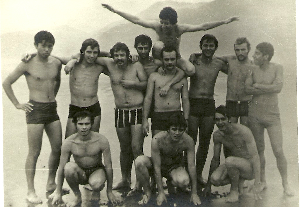 Alexandre (braços abertos) com os colegas do curso de Geologia em Bertioga em 1971