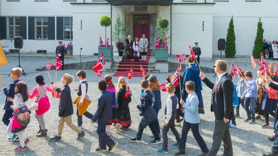 Niños desfilan en Noruega