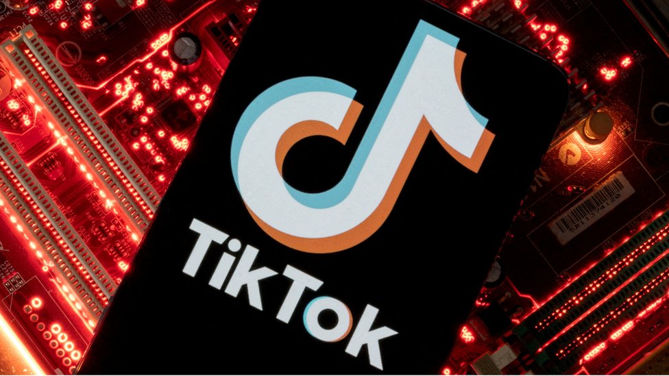 電腦主板上顯示有TikTok標誌的智能手機