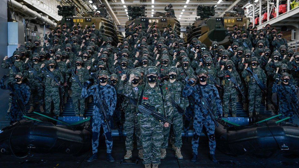為參加2022年環太平洋軍事演習啟航的韓國海軍陸戰隊官兵們在馬羅島號艦艇上合影（韓國海軍提供圖片31/5/2022）