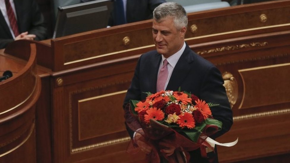 Хашим Тачи держит цветы после избрания президентом Косово