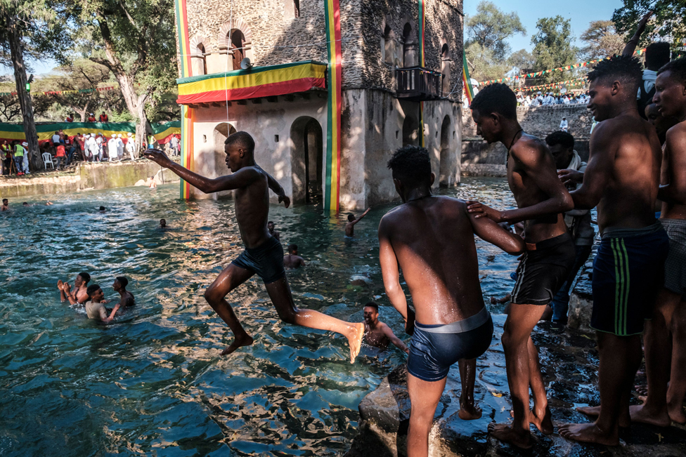 مصلون يقفزون الى حوض سباحة في اثيوبيا