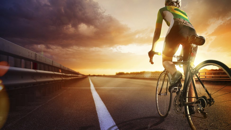 Cuando se realiza un entrenamiento de resistencia se gastan las reservas de glucógeno. Persona en bicicleta