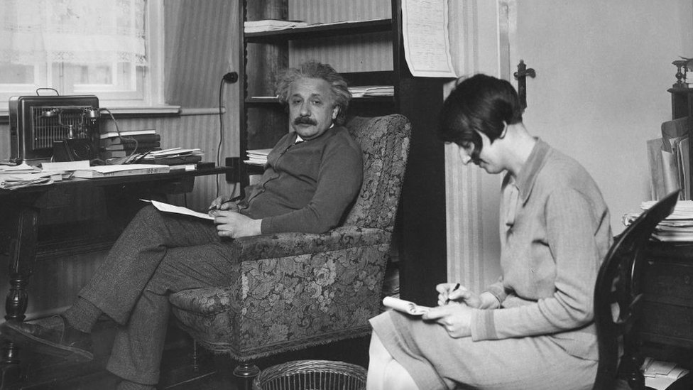 Einstein con su secretaria en su escritorio cerca de 1930.
