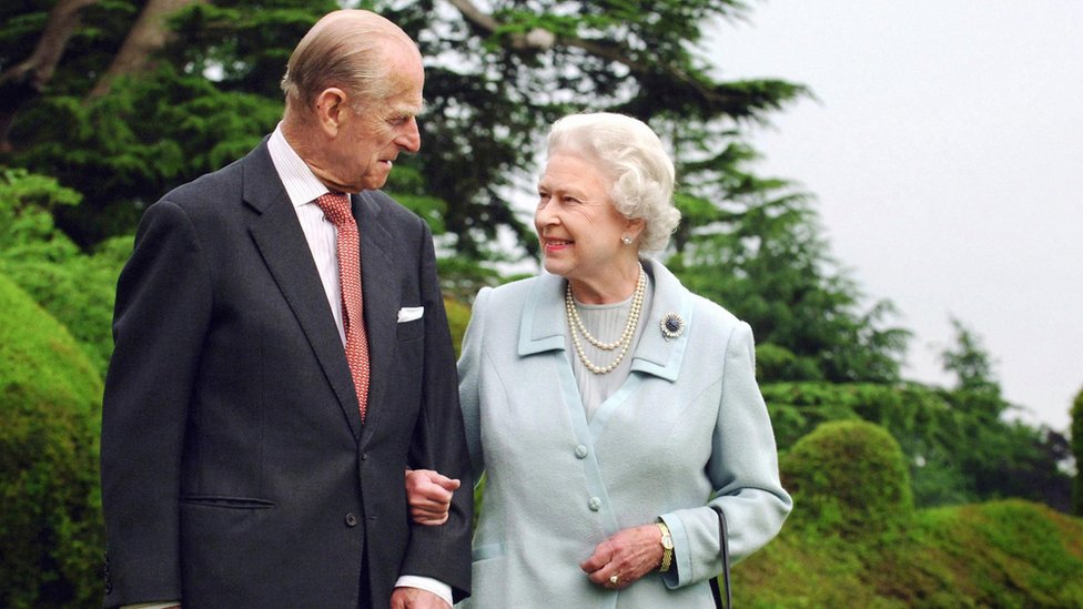 英國女王伊麗莎白二世（右）與最近去世的菲利普親王（左）資料照片。