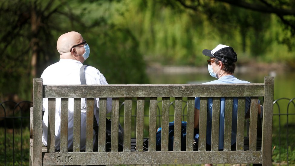 Двое мужчин в защитной маске видны в Сент-Джеймс-парке, поскольку распространение коронавирусной болезни (COVID-19) продолжается, Лондон,