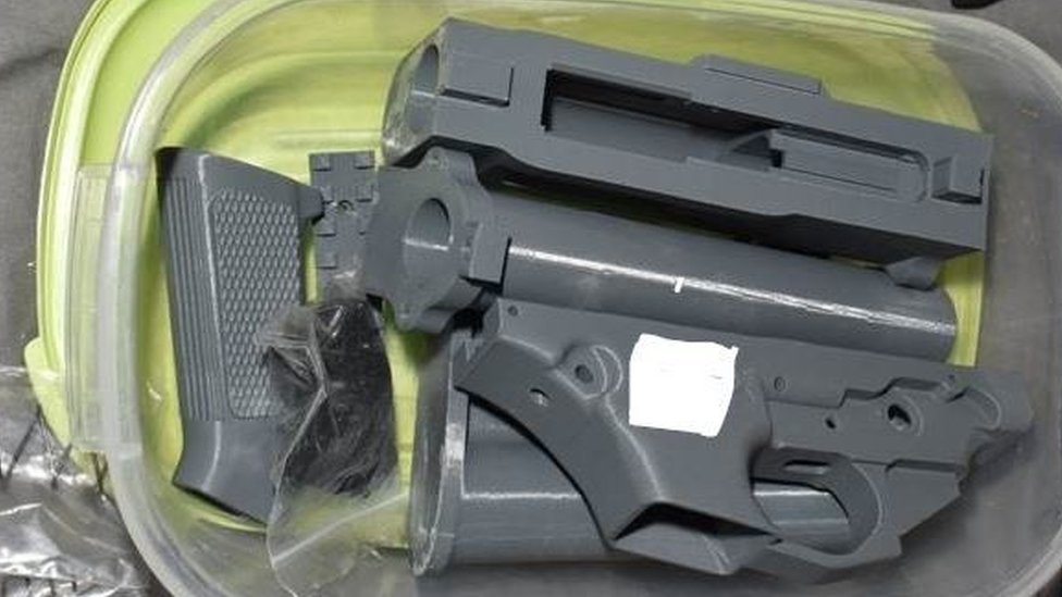 倫敦都市警察在突襲行動中繳獲的3D打印槍支的零部件