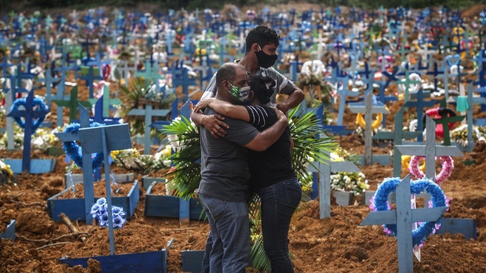 Pasien meninggal dimakamkan di kuburan masal di Manaus.