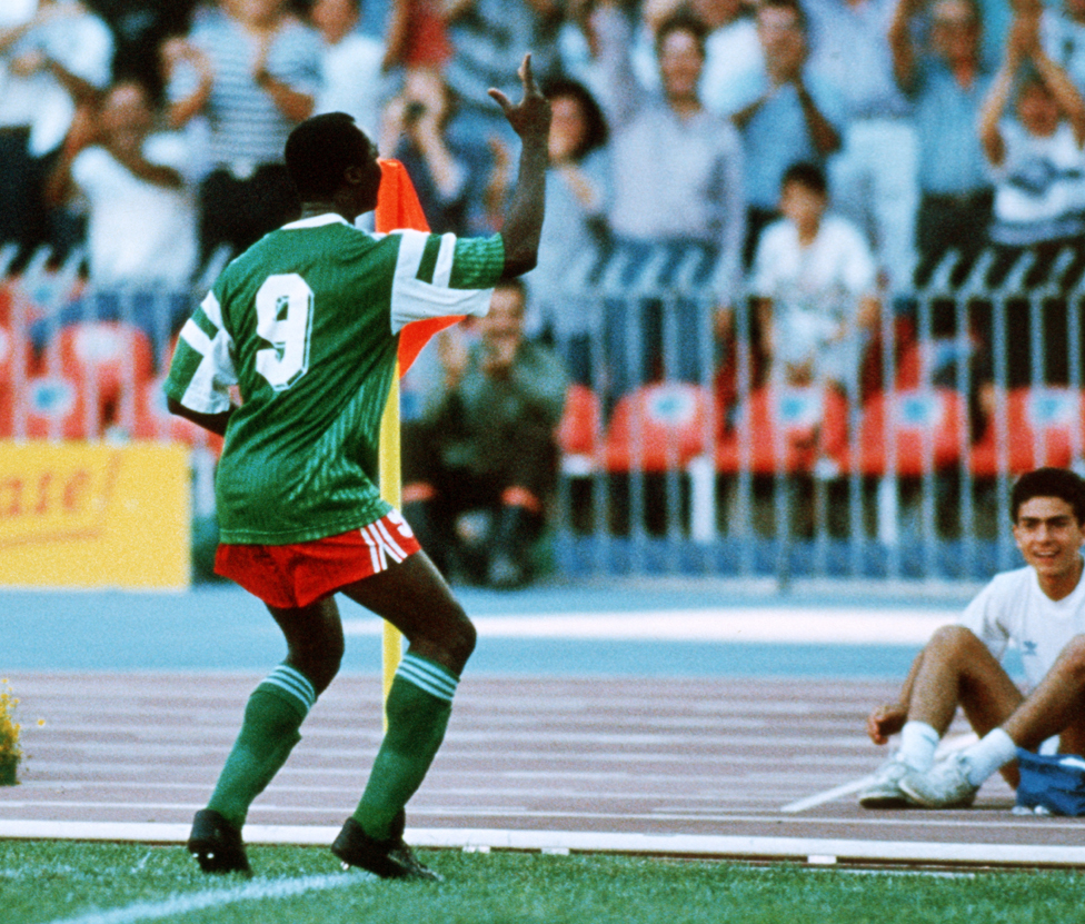 Milla bailando tras marcar uno de sus goles en Italia 90. Roger Milla