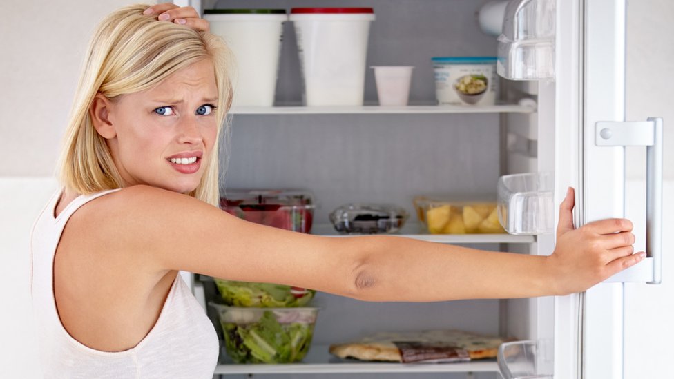 Žena otvara frižider