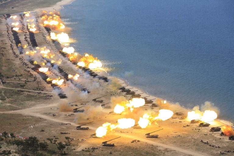 Se presume que Corea del Norte cuenta con nuevos misiles balísticos intercontinentales. Fotografía desde el aire mientras los cañones disparan hacia el mar en Corea del Norte.