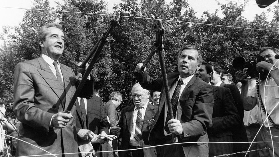 El ministro de Relaciones Exteriores de Austria, Alois Mock (izquierda) y su homólogo húngaro Gyula Horn cortan el alambre de púas en la región de Sopron el 27 de junio de 1989.