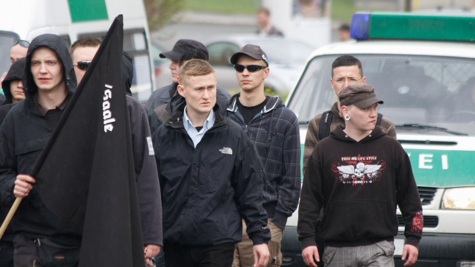 Benedik Kajzer (sredina napred) fotografisan je na ultranacionalističkoj šetnji u Cvikauu 2010. godine