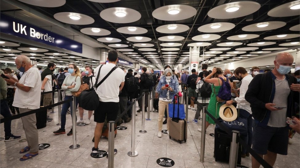 Covid: Heathrow to trial fast-tracking vaccinated arrivals