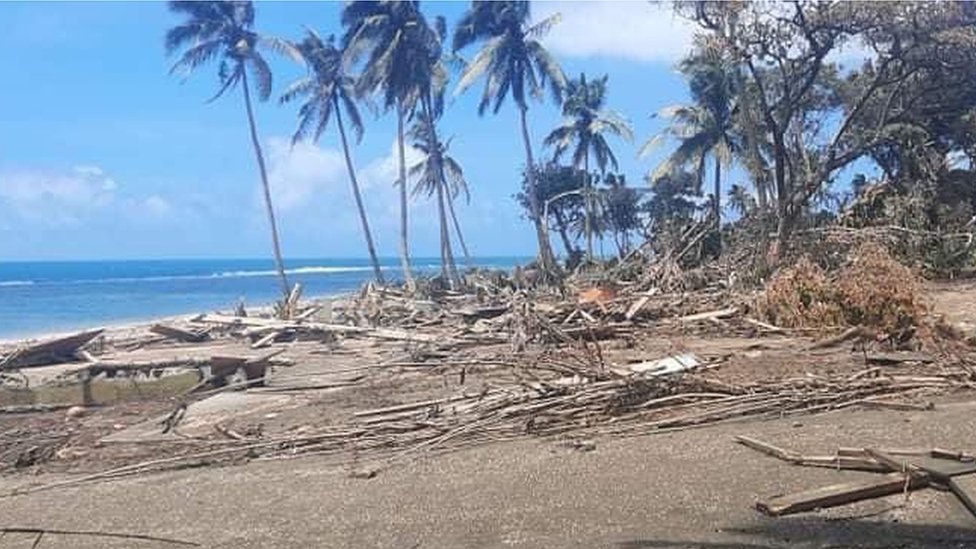 Imagen muestra los escombros que dejaron las olas de tsunami luego de la erupción volcánica en Tonga